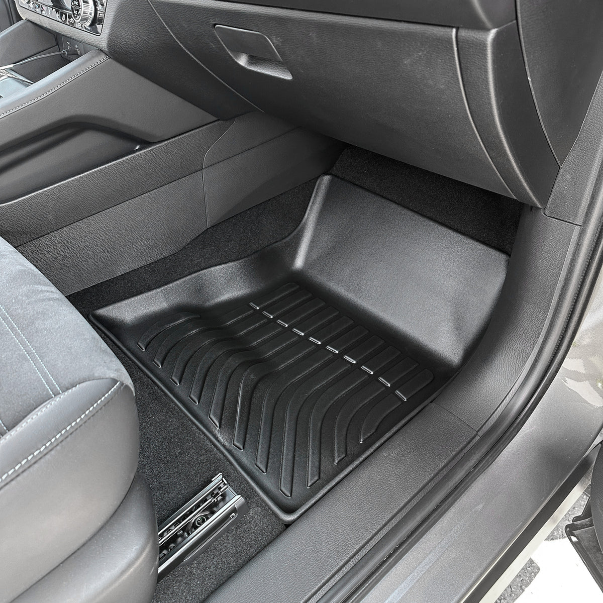 An image of the passenger side Findway car floor mat for 2023-2025 Mitsubishi Outlander PHEV